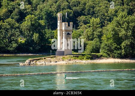 La Torre del mouse (Mäuseturm), torre di pietra su una piccola isola del Reno, fuori Bingen am Rhein, Germania Foto Stock