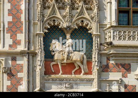 Francia, Loir et Cher, Valle della Loira Patrimonio Mondiale dell'UNESCO, Blois, Chateau de Blois, castello reale, statua equestre di Luigi XII // Francia Foto Stock