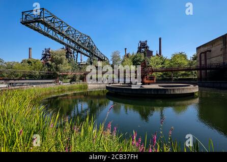 Duisburg, Ruhr Area, Nord Reno-Westfalia, Germania - Landschaftspark Duisburg-Nord, un parco paesaggistico di circa 180 ettari intorno a un ferro disusato e. Foto Stock