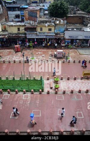 Delhi, India. 10 agosto 2020. Le persone che camminano su un tratto di recente costruzione di fronte al Forte Rosso che si collega anche a Fatehpuri a Chandni Chowk in mezzo a lavori di ristrutturazione in corso prima del 73esimo giorno dell'Indipendenza che si celebra il 15 agosto in India. Credit: SOPA Images Limited/Alamy Live News Foto Stock