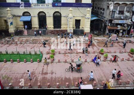 Delhi, India. 10 agosto 2020. Le persone che camminano su un tratto di recente costruzione di fronte al Forte Rosso che si collega anche a Fatehpuri a Chandni Chowk in mezzo a lavori di ristrutturazione in corso prima del 73esimo giorno dell'Indipendenza che si celebra il 15 agosto in India. Credit: SOPA Images Limited/Alamy Live News Foto Stock