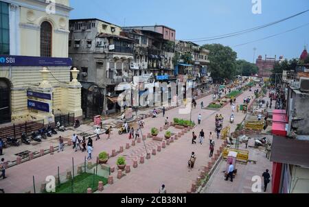 Delhi, India. 10 agosto 2020. Le persone che camminano su un tratto di recente costruzione di fronte al Forte Rosso che si collega anche a Fatehpuri a Chandni Chowk in mezzo a lavori di ristrutturazione in corso prima del 73esimo giorno dell'Indipendenza che si celebra il 15 agosto in India. Credit: SOPA Images Limited/Alamy Live News Foto Stock