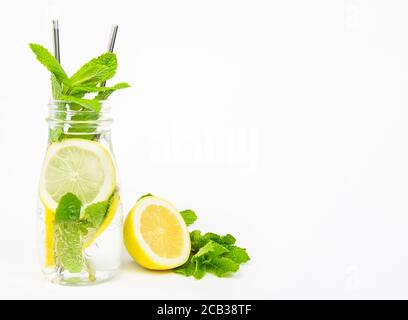 Limonata in un vaso di vetro con cannucce metalliche. Concetto di stile di vita sano e concetto eco-friendly. Foto Stock