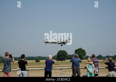 Spitfire Aircraft presso l'Headcorn Grass Aerodromo di Kent, Inghilterra sudorientale, Regno Unito. In aria decollo. Foto Stock