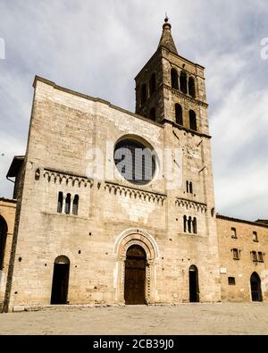 Costruita nel 1070, la Chiesa Parrocchiale di San Michele Arcangelo è un bell'esempio di architettura romanica. Bevagna, Umbria, Italia Foto Stock