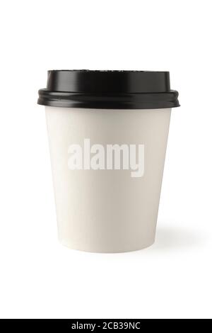 Tazza da caffè monouso in carta bianca con coperchio in plastica nera isolato su sfondo bianco Foto Stock