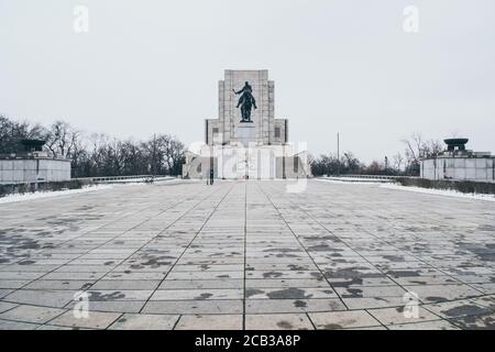 PRAGA, REPUBBLICA CECA - 20 Febbraio 2014: Memoriale Nazionale sulla collina Vitkov in un giorno grigio invernale a Praga, Repubblica Ceca. Viaggi e turismo in inverno. Foto Stock