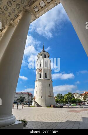 Vilnius, Lituania - 13 agosto 2017: Beautiful Belfry e Cattedrale di Vilnius Basilica dei Santi Stanislao e Vladislao e cielo blu luminoso con Clo Foto Stock