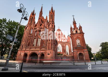 Vilnius, Lituania - 13 agosto 2017: Antica Chiesa di Sant'Anna a Vilnius, Lituania . Importante punto di riferimento nella città vecchia di Vilnius incluso nel Foto Stock