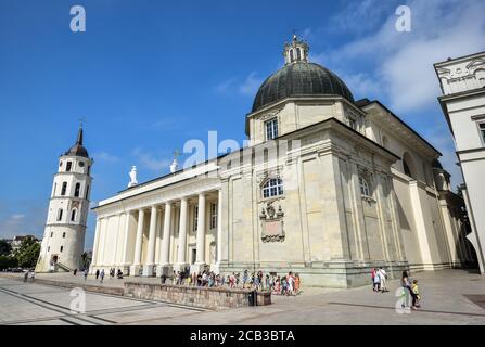 Vilnius, Lituania - 13 agosto 2017: Beautiful Belfry e Cattedrale di Vilnius Basilica dei Santi Stanislao e Vladislao e cielo blu luminoso con Clo Foto Stock