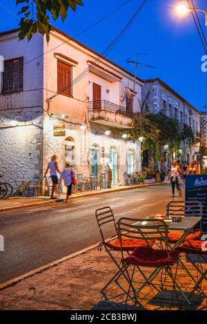 Sera sulla strada principale di Kardamyli villaggio con la sua tradizionale vecchie case di pietra. Nella parte esterna di Mani, Messinia, Peloponneso, Grecia. Foto Stock