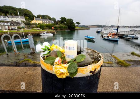 Fiori in un memoriale su Strangford Harbour in Co. Down, all'ex presentatore della televisione Brian Black il giorno del suo funerale al Roselawn Cemetery e crematorio. Il signor Black è morto in un tragico incidente quando la sua auto ha fatto scendere il molo in acqua nel porto di Strangford. Foto Stock