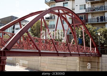 Ponte pedonale sulla strada nel centro di Denver. Denver, Colorado, Stati Uniti Foto Stock