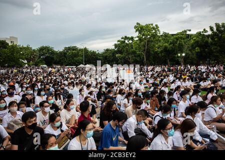 Bangkok, Thailandia. 10 agosto 2020. Circa 3,000 manifestanti anti anti anti-governativi si radunano all'Università di Thammasat a Bangkok, Thailandia. Questa è l'ultima - e una delle più grandi - in una serie di proteste quotidiane, a partire dalla fine di luglio, avviate da organizzazioni studentesche che hanno chiesto lo scioglimento del governo thailandese sostenuto dall'esercito guidato dal primo ministro Prayut Chan-o-Cha. Credit: Andre Malerba/ZUMA Wire/Alamy Live News Foto Stock