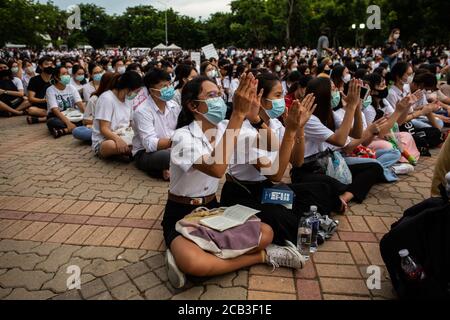 Bangkok, Thailandia. 10 agosto 2020. Circa 3,000 manifestanti anti anti anti-governativi si radunano all'Università di Thammasat a Bangkok, Thailandia. Questa è l'ultima - e una delle più grandi - in una serie di proteste quotidiane, a partire dalla fine di luglio, avviate da organizzazioni studentesche che hanno chiesto lo scioglimento del governo thailandese sostenuto dall'esercito guidato dal primo ministro Prayut Chan-o-Cha. Credit: Andre Malerba/ZUMA Wire/Alamy Live News Foto Stock