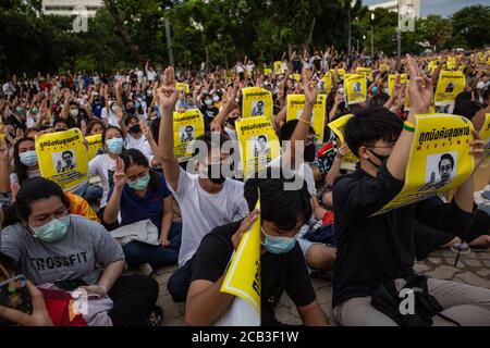 Bangkok, Thailandia. 10 agosto 2020. Circa 3,000 manifestanti anti anti anti-governativi si radunano all'Università di Thammasat a Bangkok, Thailandia. Questa è l'ultima - e una delle più grandi - in una serie di proteste quotidiane, a partire dalla fine di luglio, avviate da organizzazioni studentesche che hanno chiesto lo scioglimento del governo thailandese sostenuto dall'esercito guidato dal primo ministro Prayut Chan-o-Cha. Credit: Andre Malerba/ZUMA Wire/Alamy Live News Foto Stock