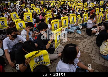 Bangkok, Thailandia. 10 agosto 2020. Circa 3,000 manifestanti anti anti anti-governativi si radunano all'Università di Thammasat a Bangkok, Thailandia. Questa è l'ultima - e una delle più grandi - in una serie di proteste quotidiane, a partire dalla fine di luglio, avviate da organizzazioni studentesche che hanno chiesto lo scioglimento del governo thailandese sostenuto dall'esercito guidato dal primo ministro Prayut Chan-o-Cha. Credit: Andre Malerba/ZUMA Wire/Alamy Live News Foto Stock