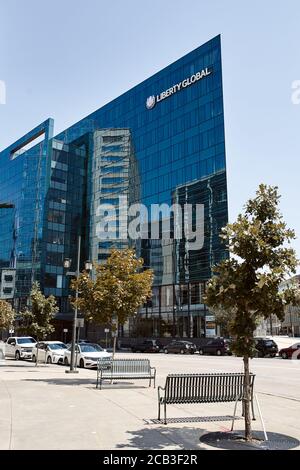 Denver, Colorado - 4 agosto 2020: Edifici alti e moderni con l'edificio Liberty Global in lontananza nel centro di Denver. Foto Stock