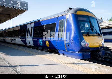 A Northern con Arriva Classe 170 TurboStar DMU (Diesel Multiple Unit) treno alla stazione ferroviaria di Sheffield, Sheffield, Inghilterra, Regno Unito Foto Stock