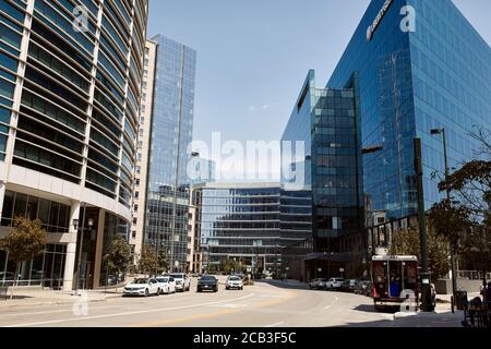 Denver, Colorado - 4 agosto 2020: Edifici alti e moderni con l'edificio Liberty Global in lontananza nel centro di Denver. Foto Stock