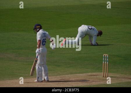 Chester le Street, Inghilterra, 10 agosto 2020. Il capitano di Durham Ned Eckersley viene catturato da Steven Croft del Lancashire al largo del bowling di Liam Hurt durante le seconde incinnature di Durham. Lancashire ha vinto con un'inning e 18 corse. Credit: Colin Edwards/Alamy Live News. Foto Stock