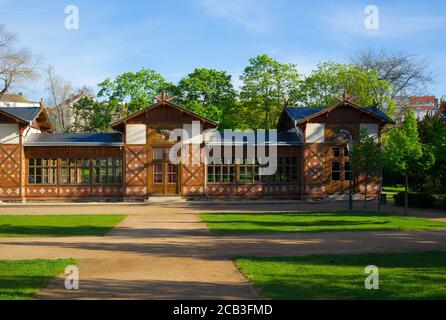 Padiglione in Grebovka / Grobovka, Havlicek Gardens, Praga, Repubblica Ceca / Czechia - piccolo edificio nel parco. Alberi verdi ed erba intorno. Vibran Foto Stock