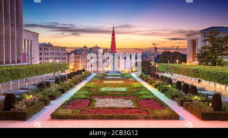 Bruxelles, Belgio. Immagine panoramica del paesaggio urbano di Bruxelles con il Municipio e l'area del Monte delle Arti al tramonto. Foto Stock