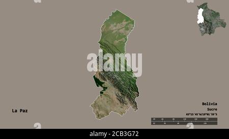 Forma di la Paz, dipartimento della Bolivia, con la sua capitale isolata su solido sfondo. Scala della distanza, anteprima della regione ed etichette. Immagini satellitari. 3 Foto Stock