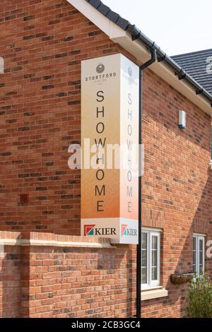 Kier mostra banner home all'esterno di una casa di nuova costruzione nel nuovo Stortford Fields casa di sviluppo. Bishop's Stortford, Hertfordshire. Foto Stock