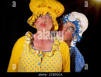 Brutto suore durante una drammatica produzione amatoriale di Cenerentola. Foto Stock