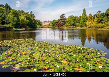 Brighton UK, 10 agosto 2020: Tempo favoloso nei giardini Sheffield Park, riaperti dal National Trust, nel Sussex orientale, dove le visite devono essere prenotate in anticipo e programmate. Credit: Andrew Hasson/Alamy Live News Foto Stock