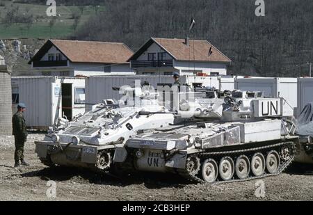 30 marzo 1994 durante la guerra in Bosnia: Un esercito britannico FV107 Schimitar veicolo da combattimento del Regiment Dragoni leggeri parcheggiato accanto ad un APC Spartan FV103 all'interno della base britannica a Bila, vicino Vitez. Foto Stock