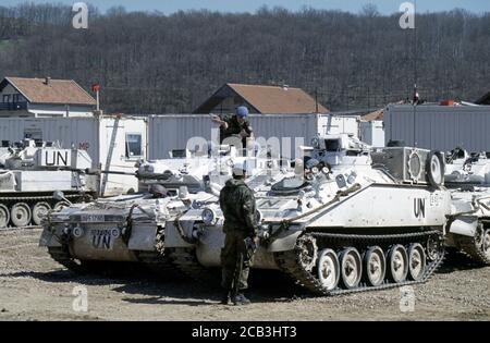 30 marzo 1994 durante la guerra in Bosnia: Un esercito britannico FV103 Spartan APC del Regiment Dragoni leggeri parcheggiato accanto ai veicoli da combattimento Scimitar FV107 all'interno della base britannica di Bila, vicino Vitez. Foto Stock