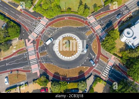 La foto del 10 agosto mostra la prima rotatoria olandese del Regno Unito a Cambridge. La prima rotatoria olandese del Regno Unito è stata inaugurata nella città universitaria di Cambridge, progettata per essere più sicura per tutti gli utenti della strada. Le foto aeree mostrano gli automobilisti e i ciclisti che percorrono la rotonda su Fendon Road vicino all'ospedale di Addenbrooke. I ciclisti hanno un anello esterno sulla rotonda, con passaggi ciclabili su ciascuna delle quattro strade di avvicinamento in una superficie rossa contrastante. Ci sono attraversamenti di zebra su ogni strada di avvicinamento per i pedoni. Gli automobilisti devono lasciare il posto a pedoni e ciclisti quando si uniscono e lasciano il rou Foto Stock