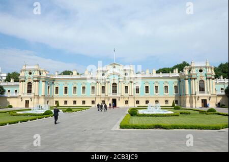 Una vista frontale del Palazzo Mariyinsky, la residenza ufficiale cerimoniale del Presidente dell'Ucraina. 25 maggio 2018. Kiev, Ucraina Foto Stock