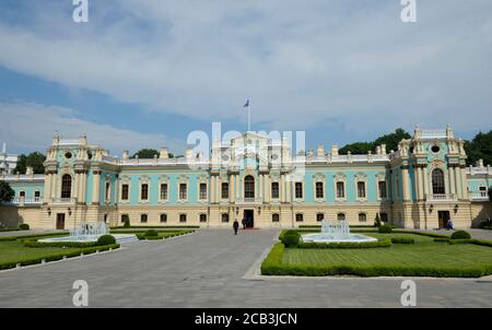 Una vista frontale del Palazzo Mariyinsky, la residenza ufficiale cerimoniale del Presidente dell'Ucraina. 25 maggio 2018. Kiev, Ucraina Foto Stock