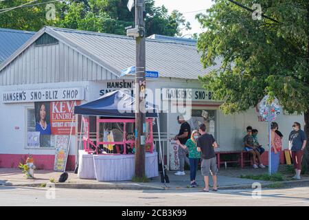 New Orleans, Louisiana/USA - 8/8/2020: Hansen's Sno-Bliz Snowball Shop a New Orleans con l'attesa dei clienti Foto Stock