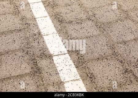 Immagine ad angolo elevato di una linea bianca sulla strada Foto Stock