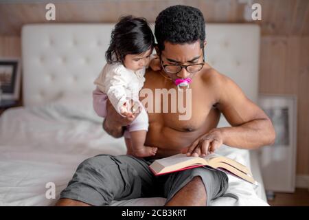 piacevole papà leggere poesie al suo bambino prima di dormire, primo piano foto, Foto Stock