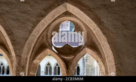 Vista attraverso una finestra gotica nel cortile di a. monastero Foto Stock