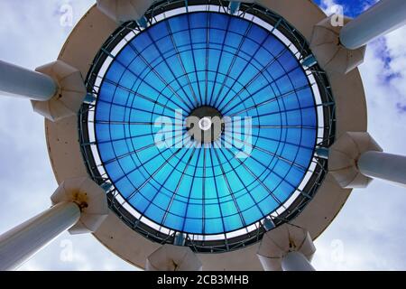 Cupola trasparente in vetro blu, vista dal basso durante il giorno di sole Foto Stock