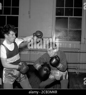 Due giovani uomini nell'anello di boxe nel Bowhill Youth Club di Fife, Scozia negli anni '50 Foto Stock