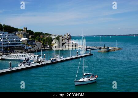 Cowes, Isola di Wight, Regno Unito. 22 luglio 2020. Il quartier generale della Royal Yachting e gli ormeggi reali presi dal traghetto di Southampton a Cowes sull'Isola di W. Foto Stock