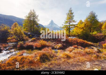 Incredibile alba colorata sul lago Grindjisee con la vetta del Cervino Cervino nelle Alpi svizzere. Zermatt località turistica, Svizzera. Fotografia di paesaggio Foto Stock