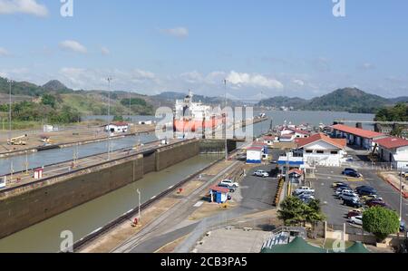 Grande nave che esce dalla chiusa di Miraflores, canale di panama, Panama Foto Stock