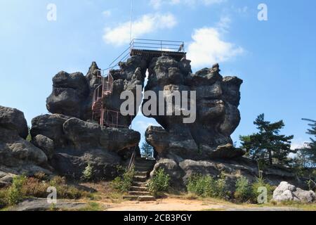 Porta di roccia in cima alla collina Topfer vicino Oybin In Germania Foto Stock