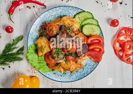 Verdure grigliate Veggy Succulent con peperoni dolci assortiti, midollo e pomodoro guarniti con erbe servite in un piatto con ingredienti visibili Foto Stock