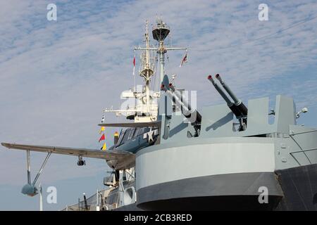 Wilmington, NC USA - Febbraio 11 2020 OS2U Kingfisher sul bordo della nave da guerra USS North Carolina, attualmente ormeggiata lungo il fiume Cape Fear a Wil Foto Stock