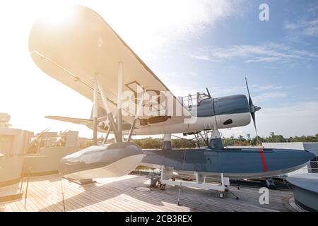 Wilmington, NC USA - Febbraio 11 2020 OS2U Kingfisher sul bordo della nave da guerra USS North Carolina, attualmente ormeggiata lungo il fiume Cape Fear a Wil Foto Stock