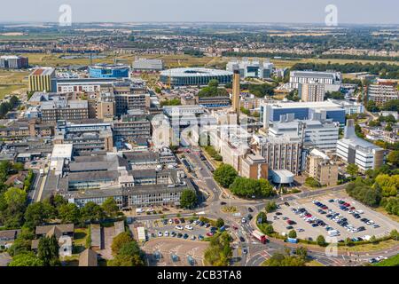 Stock Picture del 10 agosto mostra una vista aerea del Cambridge Biomedical Campus, che comprende l'ospedale AddenbrookeÕs di Cambridgeshire. Il Cambridge Biomedical Campus è il più grande centro di ricerca medica e di scienza sanitaria in Europa. Il sito si trova all'estremità meridionale di Hills Road a Cambridge, Inghilterra. Foto Stock
